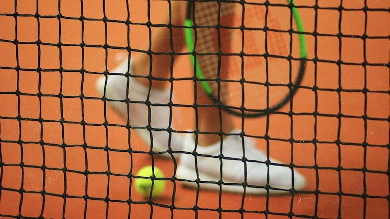 Au fait, au tennis, ça veut dire quoi un court « qui va vite » ?