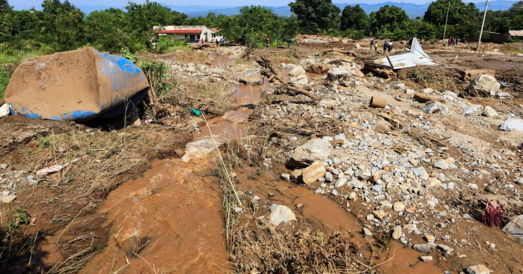 At least 26 dead in Kenyan landslide as flash flood suspends search for survivors