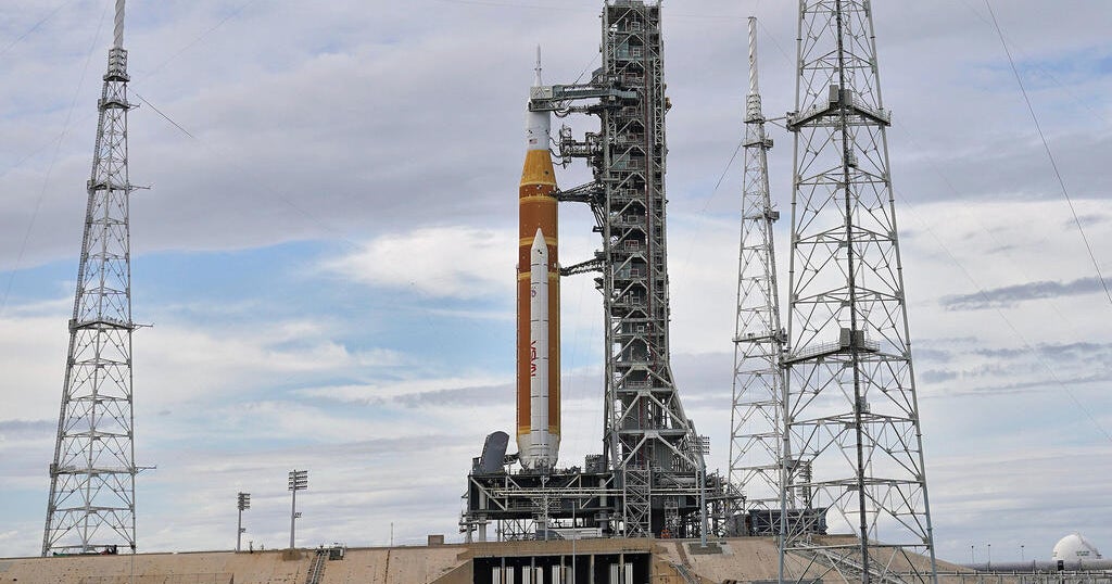 Artemis II moon rocket fueling test runs into problems with hydrogen leak