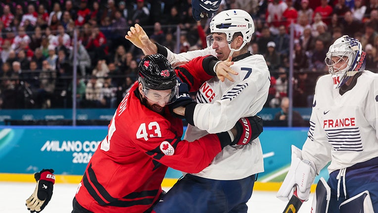 on est peut-être pas super forts au hockey, mais on est pas mal à la bagarre